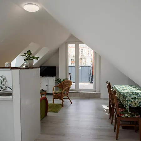 View- Free Parking Apartment